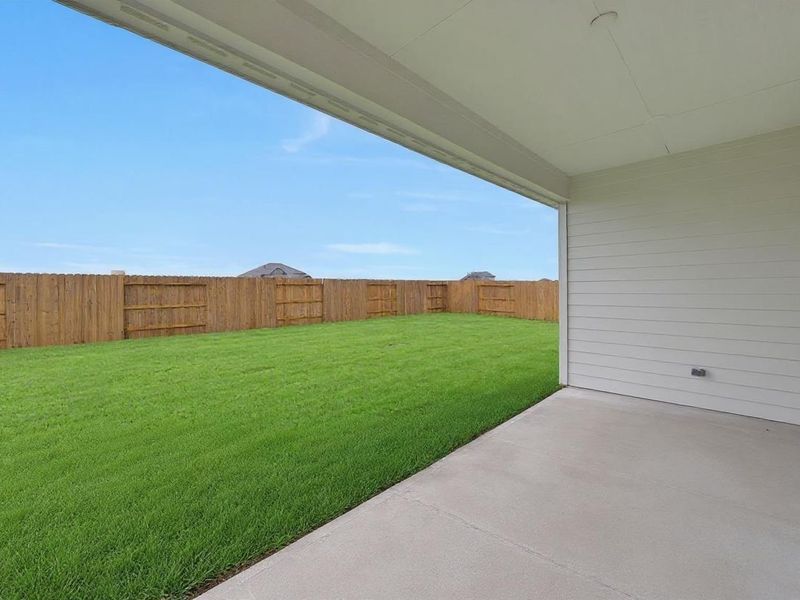 Exterior details and patio area of a home in Lago Mar, Santa Fe (Image 3).