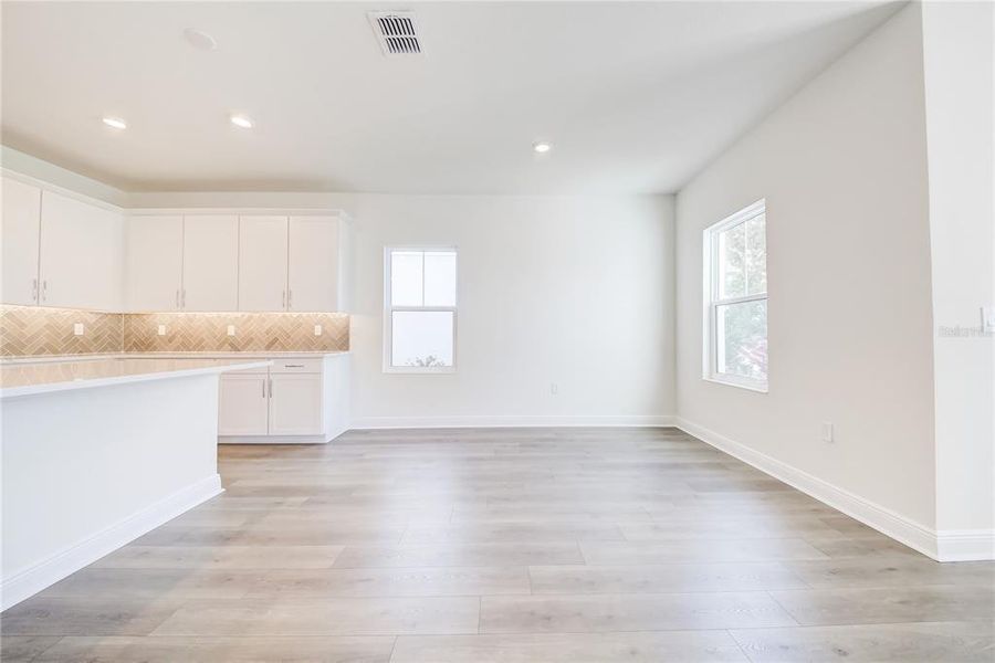 Spacious, unfurnished interior of a new home in Bungalow Walk at Lakewood Ranch, Sarasota (Image 31).