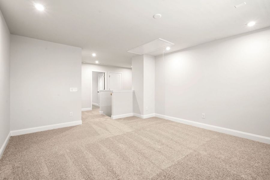Spacious, unfurnished interior of a new home in Waterways, Richmond Hill (Image 9).