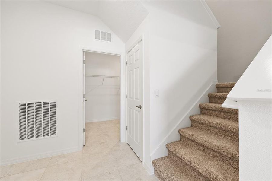 Spacious, unfurnished interior of a new home in Calesa Township, Ocala (Image 32).