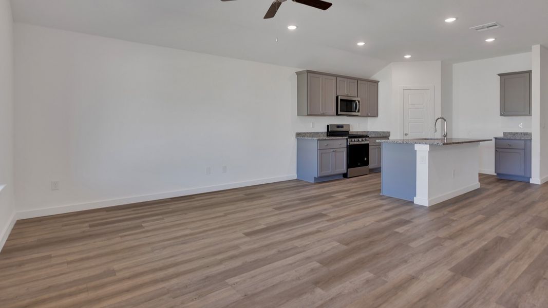 Spacious, unfurnished interior of a new home in Terra Vista, Lubbock (Image 14).