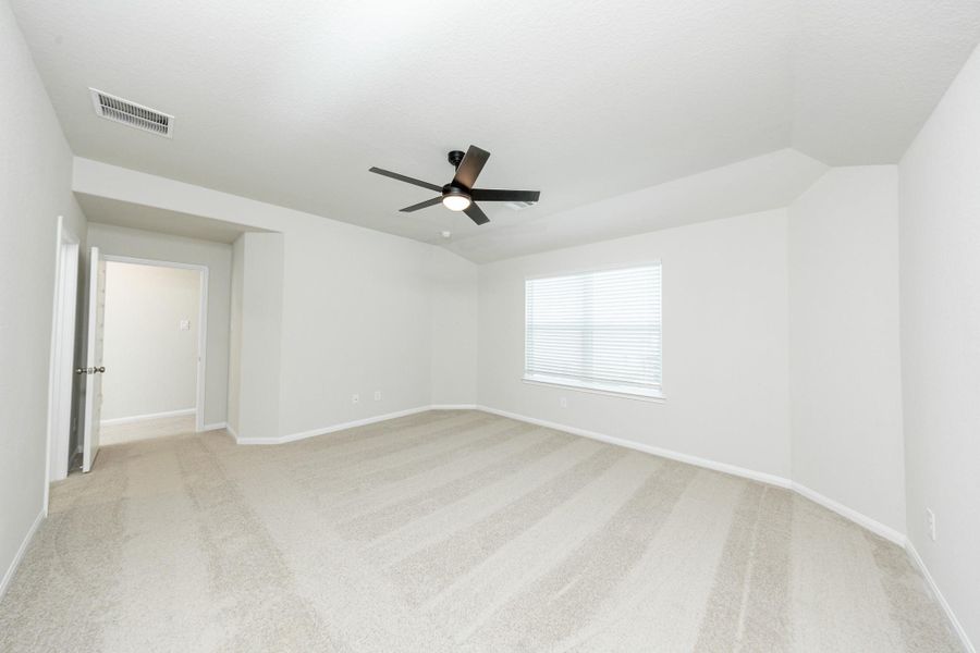 Spacious, unfurnished interior of a new home in River's Edge, Conroe (Image 18).