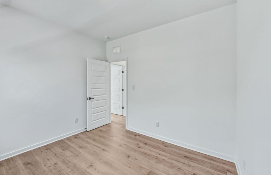 Spacious, unfurnished interior of a new home in Sunfield, Buda (Image 49).