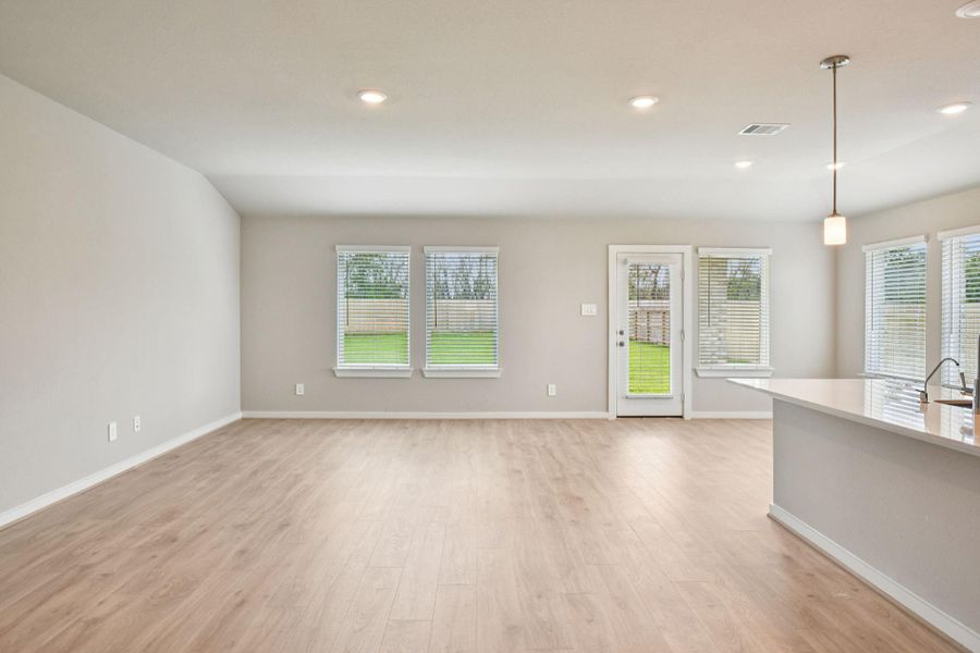 Spacious, unfurnished interior of a new home in Stewart's Ranch, Conroe (Image 34).