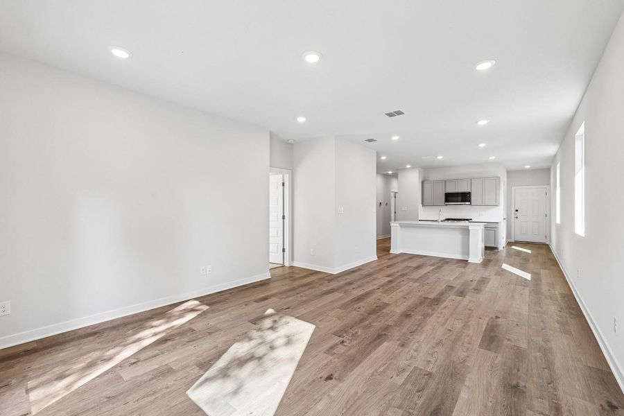 Spacious, unfurnished interior of a new home in Trinity Ranch, Elgin (Image 29).