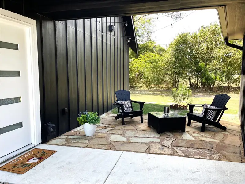 Exterior details and patio area of a home in , Groesbeck (Image 3).