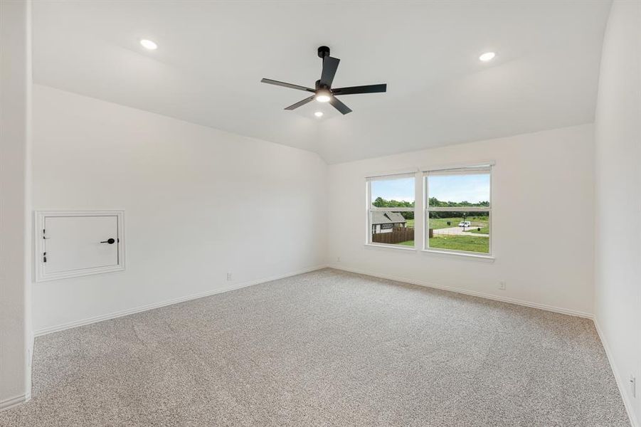 Spacious, unfurnished interior of a new home in East Oak Creek, Commerce (Image 30).