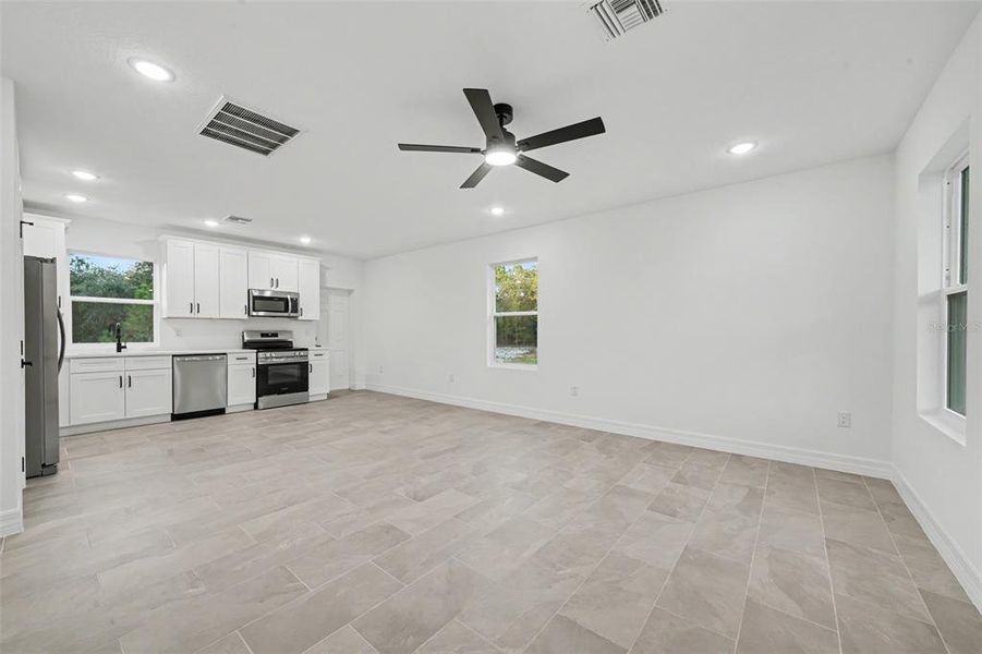 Spacious, unfurnished interior of a new home in , Avon Park (Image 27).