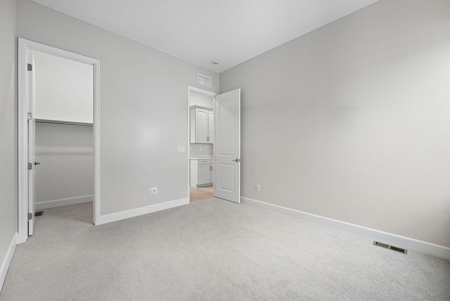 Spacious, unfurnished interior of a new home in Trailstone Destination Collection, Arvada (Image 11).