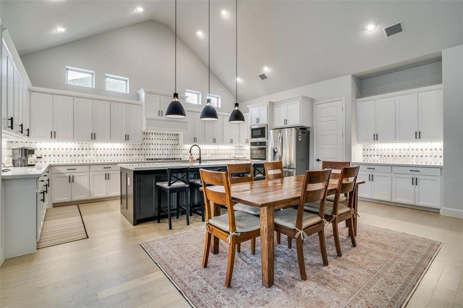 Furnished interior view inside a new home in Sonoma Verde 80'/120', Rockwall (Image 31). Furnished interior view inside a new home in Sonoma Verde 80'/120', Rockwall (Image 31).