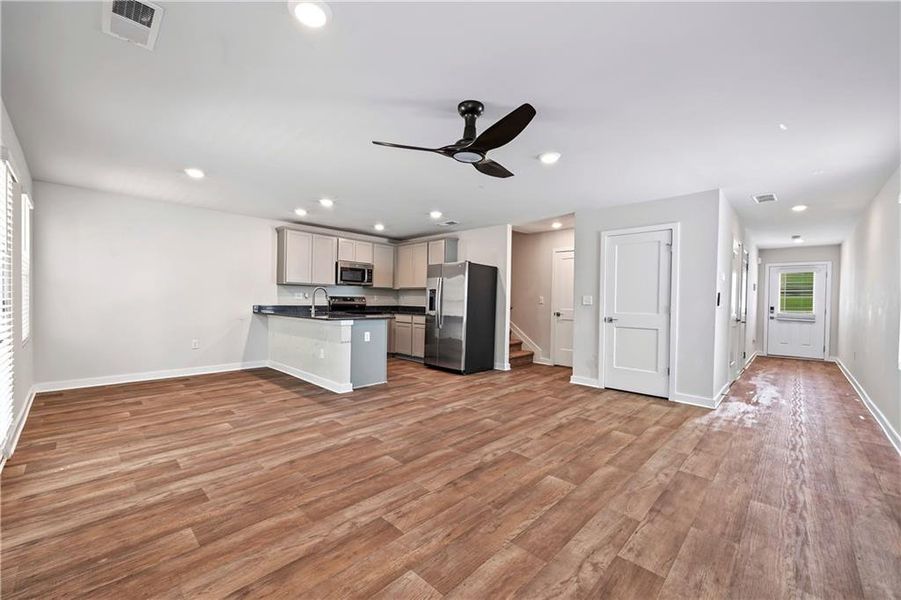 Spacious, unfurnished interior of a new home in , Union City (Image 14).