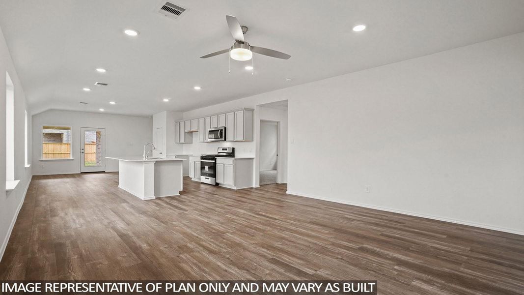 Spacious, unfurnished interior of a new home in Sunterra, Katy (Image 10).