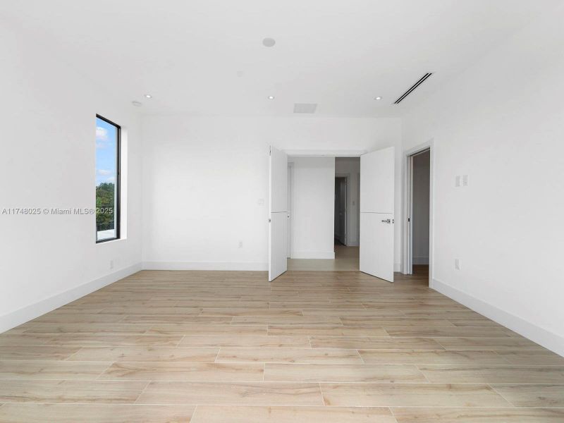 Spacious, unfurnished interior of a new home in , Tavernier (Image 22).