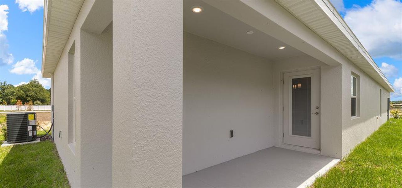 Exterior details and patio area of a home in Vista Trace, Belleview (Image 2).