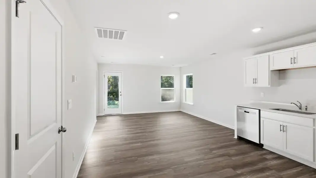Spacious, unfurnished interior of a new home in Cedar Gap, Fountain Inn (Image 21).