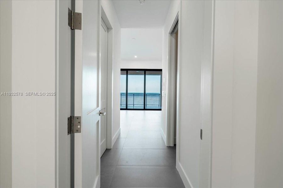 Spacious, unfurnished interior of a new home in , Marathon (Image 71).
