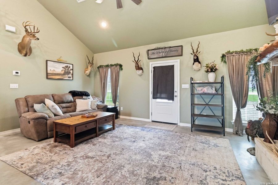 Furnished interior view inside a new home in , Sabinal (Image 41).