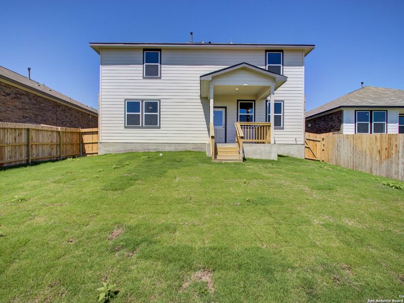 Exterior details and patio area of a home in Comanche Ridge, San Antonio (Image 19).