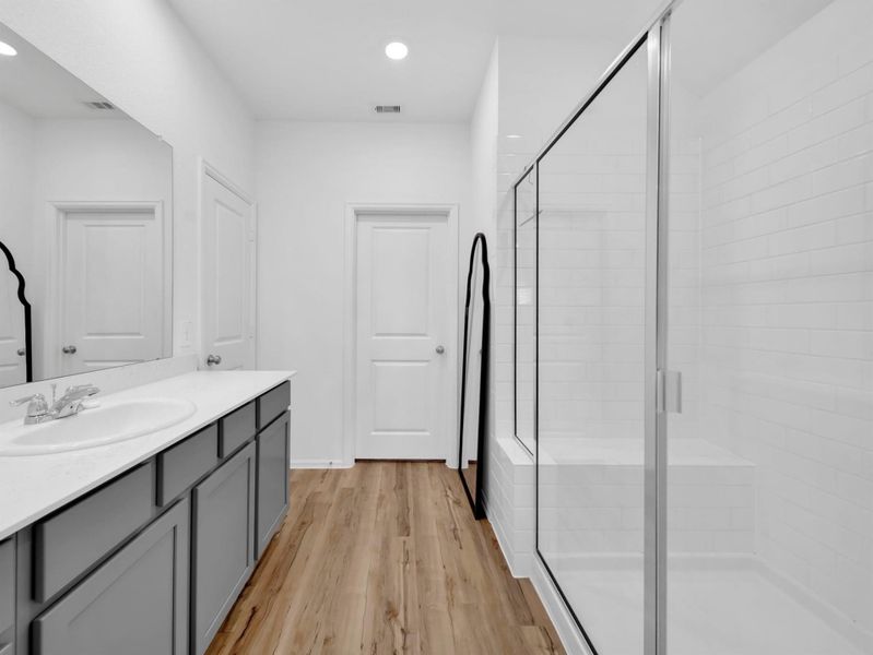 Upgraded Oversized Shower!