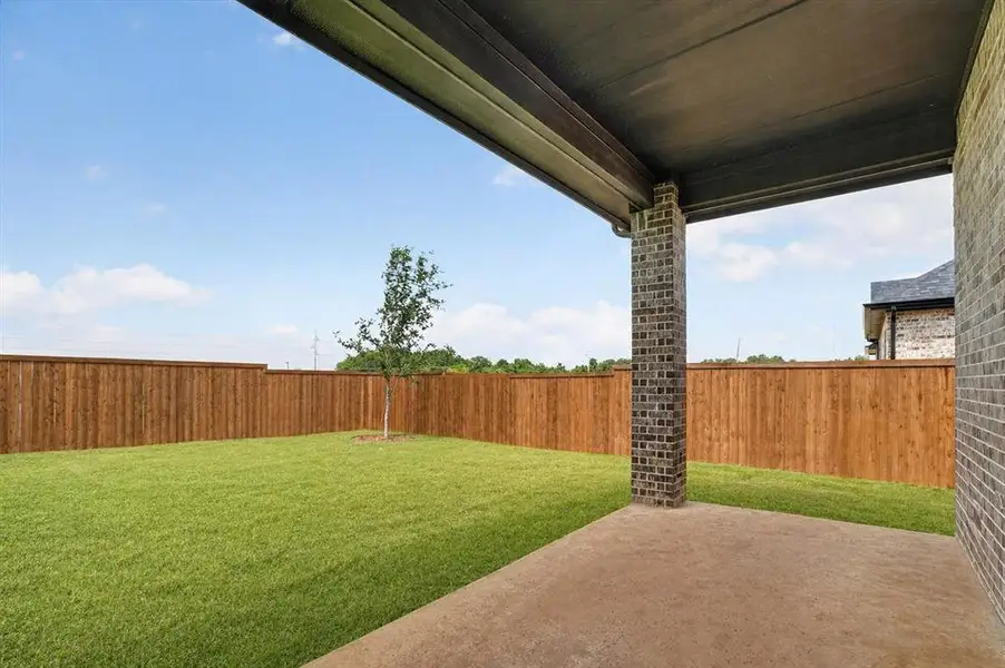 Exterior details and patio area of a home in Rockwood 65', Mansfield (Image 3).