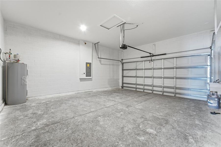 Spacious, unfurnished interior of a new home in , Ocala (Image 27).