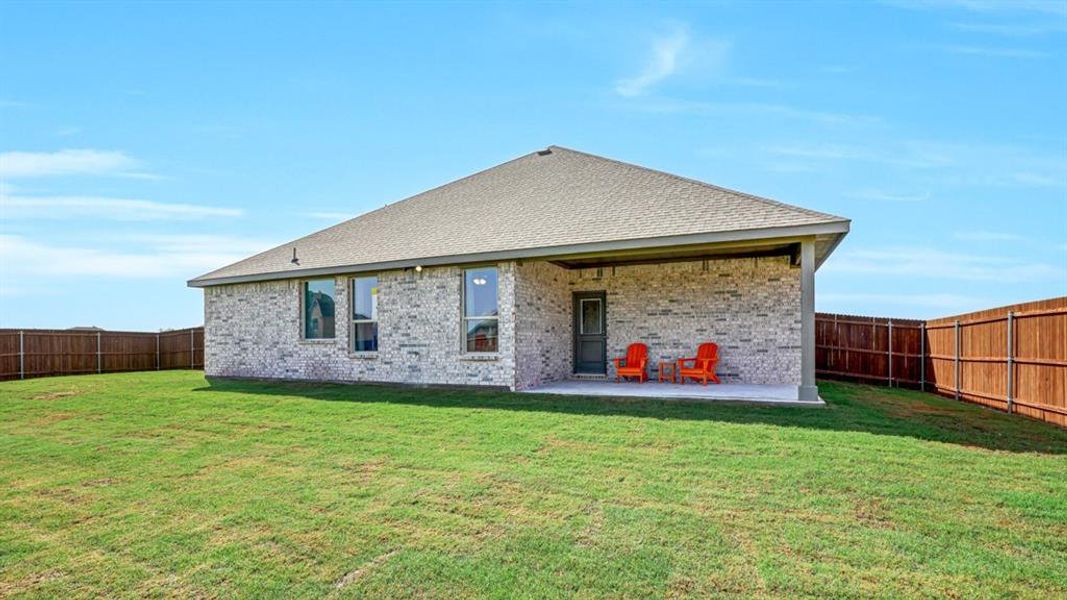 Exterior details and patio area of a home in Lakeview Pointe, Grand Prairie (Image 3).