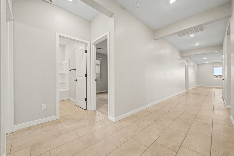 Spacious, unfurnished interior of a new home in Citrus Park, Goodyear (Image 7).