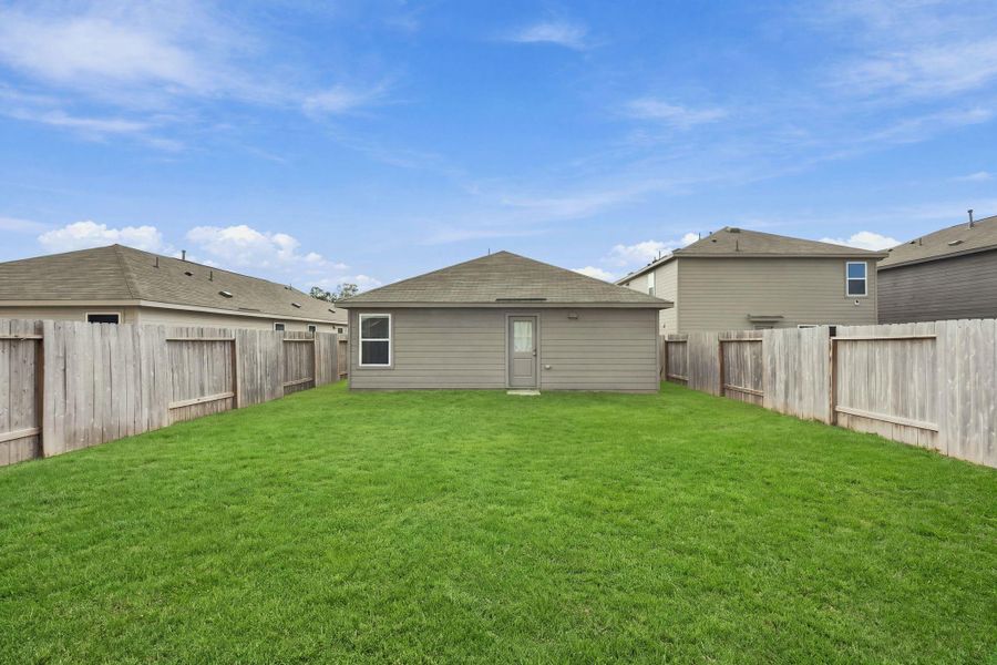 Exterior details and patio area of a home in Caney Mills, Conroe (Image 21).