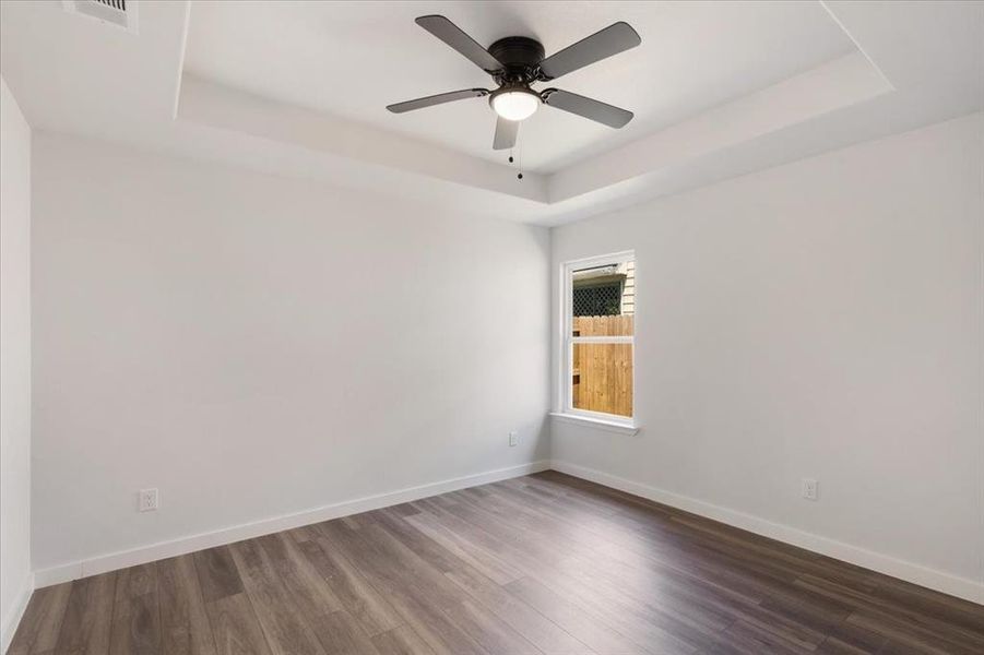 Spacious, unfurnished interior of a new home in , Sherman (Image 21).