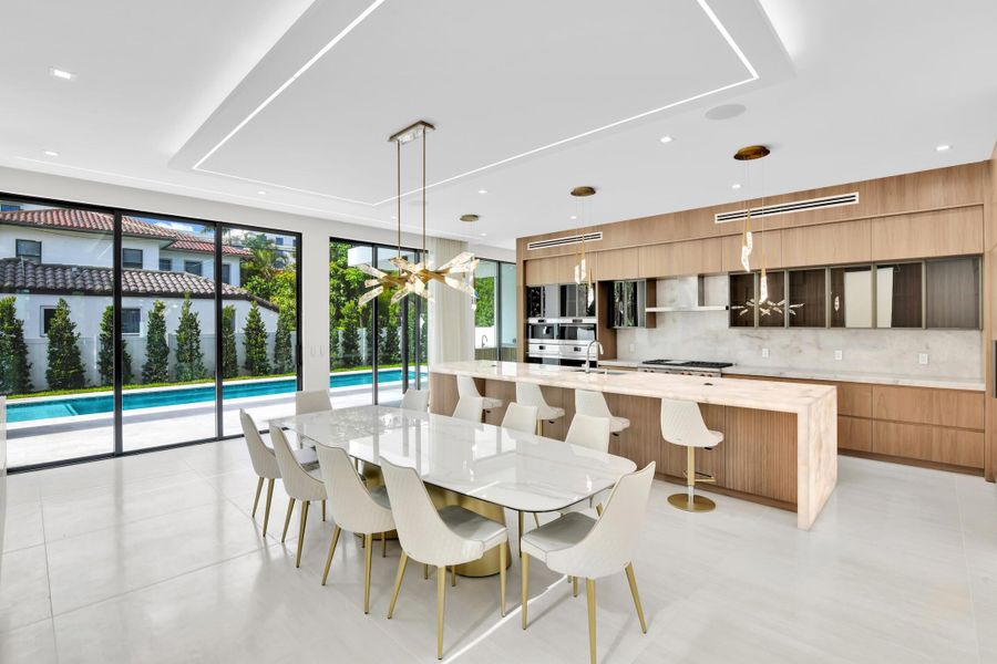 Dining/Kitchen Dining/Kitchen