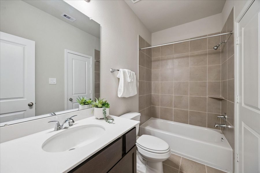 Another view of the bathroom.