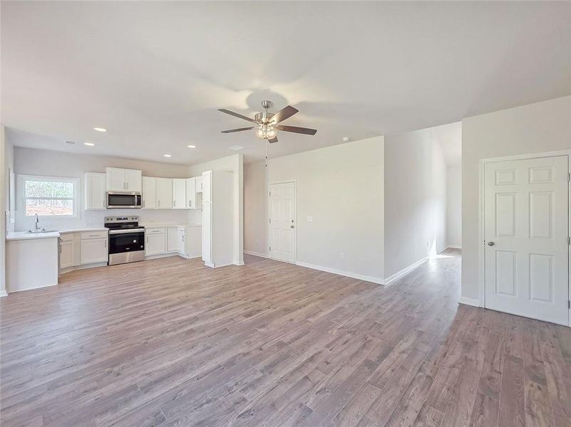 Spacious, unfurnished interior of a new home in , Gainesville (Image 30).