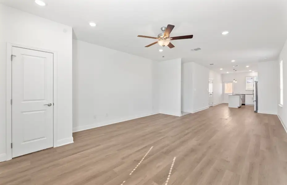 Spacious, unfurnished interior of a new home in Patterson Ranch, Georgetown (Image 8).