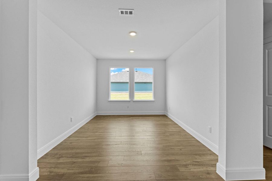 Spacious, unfurnished interior of a new home in Railhead, Cedar Creek (Image 28).