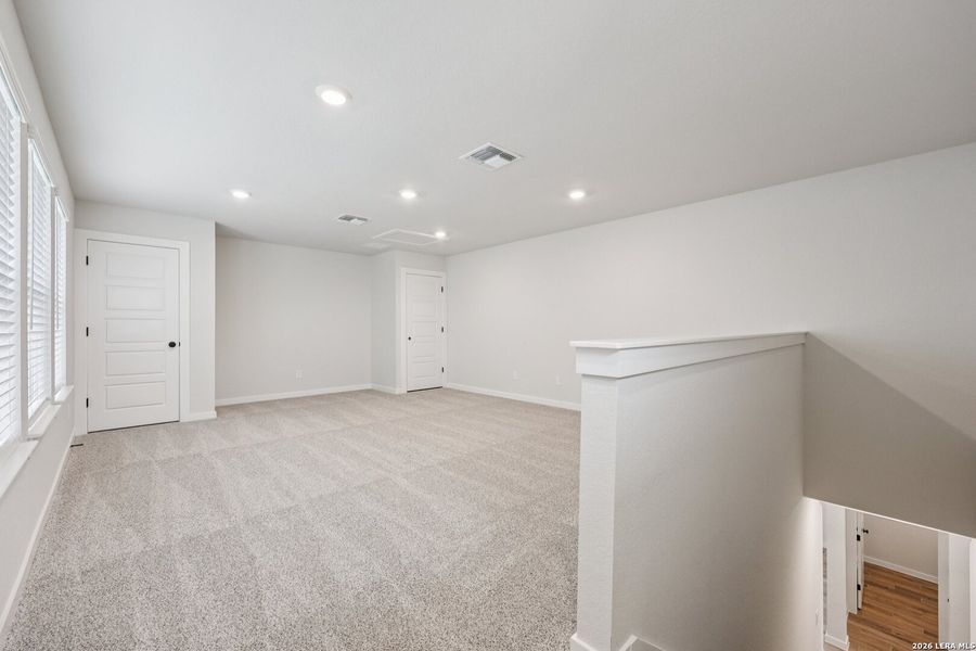 Spacious, unfurnished interior of a new home in Meyer Ranch, New Braunfels (Image 21).