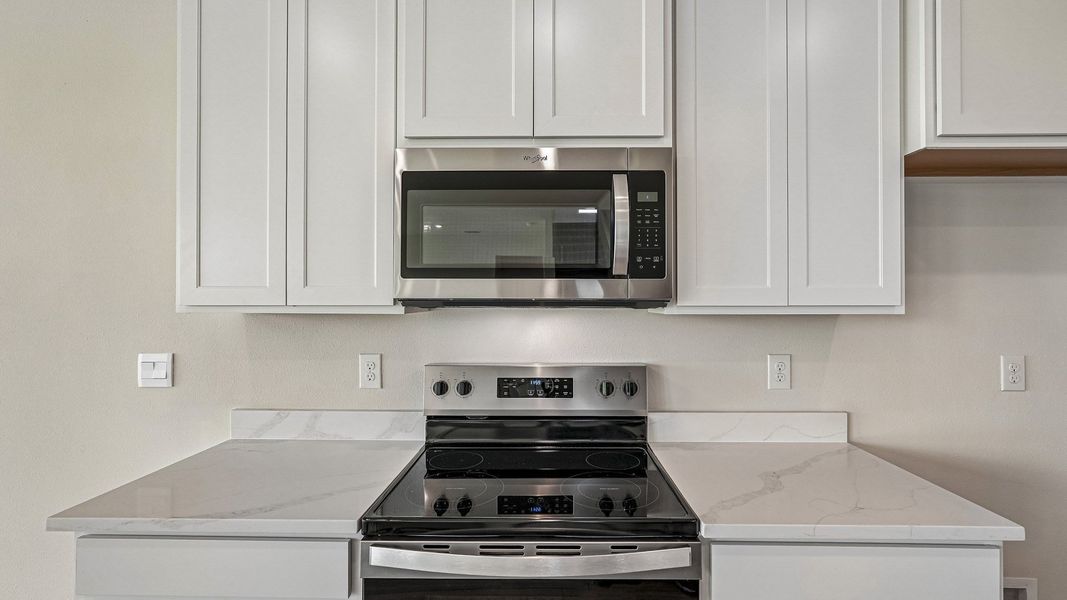 Representative interior finishes for a home built from the Hemingway by D.R. Horton in Silverstone North, Palmetto (Image 9).
