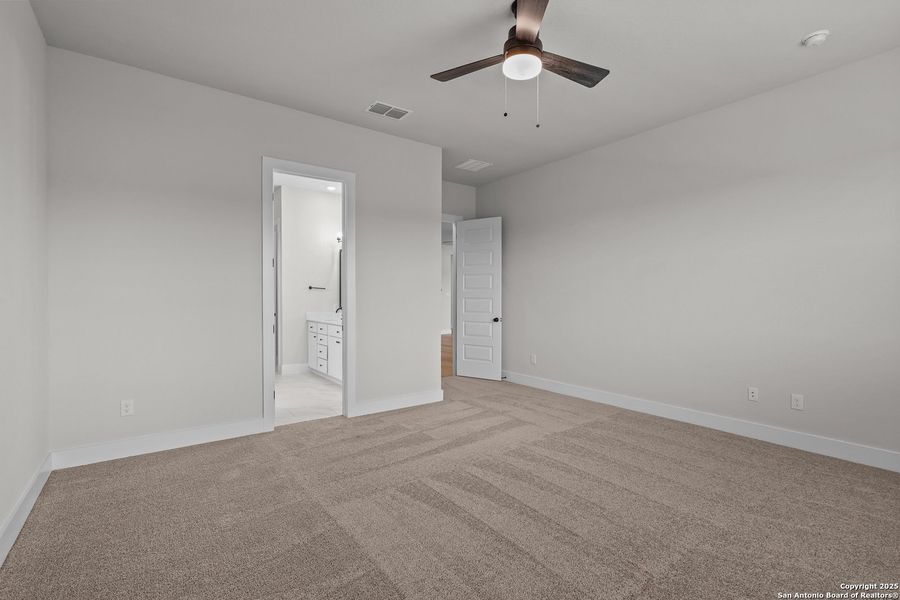 Spacious, unfurnished interior of a new home in Homestead, Schertz (Image 32).