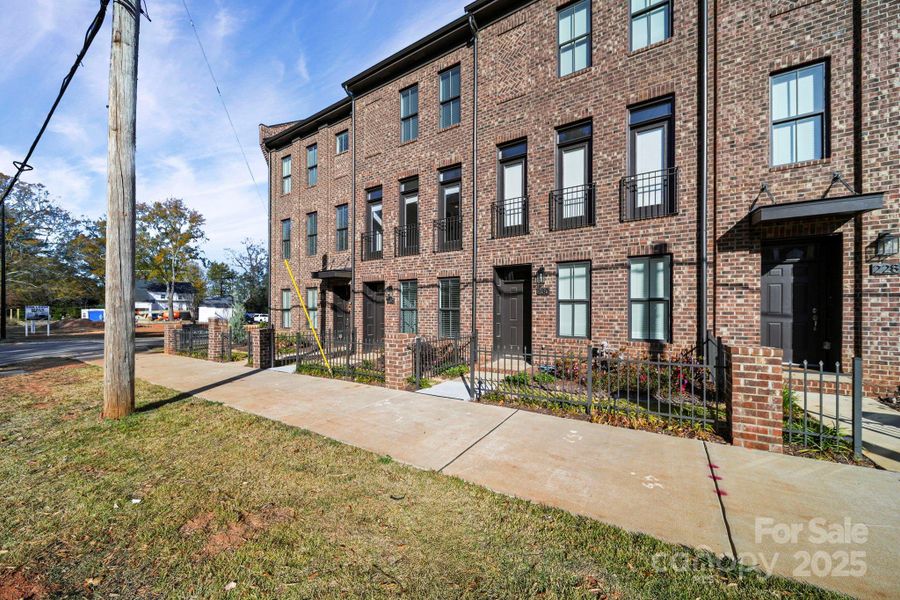Condo located in Huntersville, NC showcasing its design and architecture (Image 3).