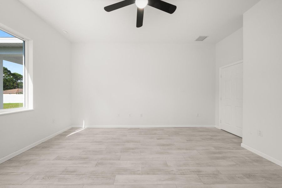 Spacious, unfurnished interior of a new home in , Lake Placid (Image 28).
