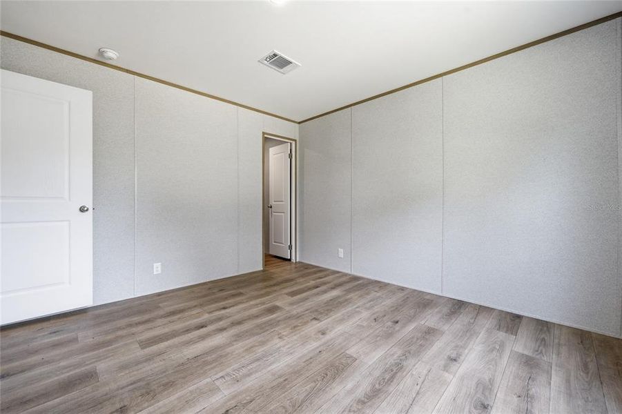 Spacious, unfurnished interior of a new home in , Bronson (Image 17).