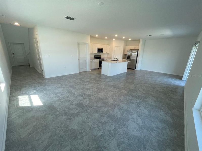 Spacious, unfurnished interior of a new home in Lawson Dunes, Haines City (Image 18).