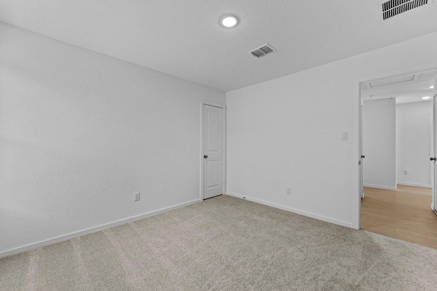 Spacious, unfurnished interior of a new home in Friendship Oaks, Fredericksburg (Image 17).