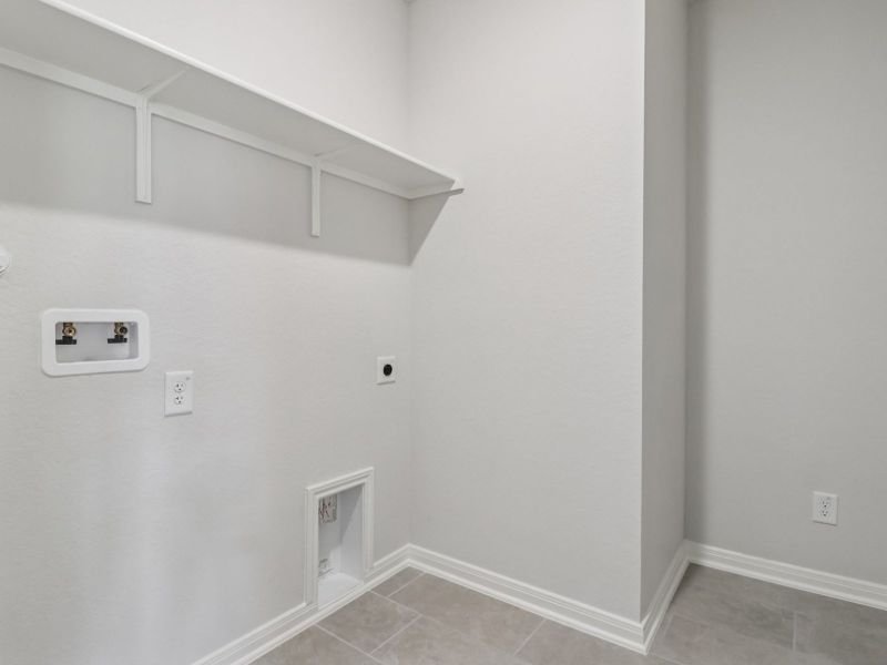 Spacious, unfurnished interior of a new home in Lark Canyon, New Braunfels (Image 17).