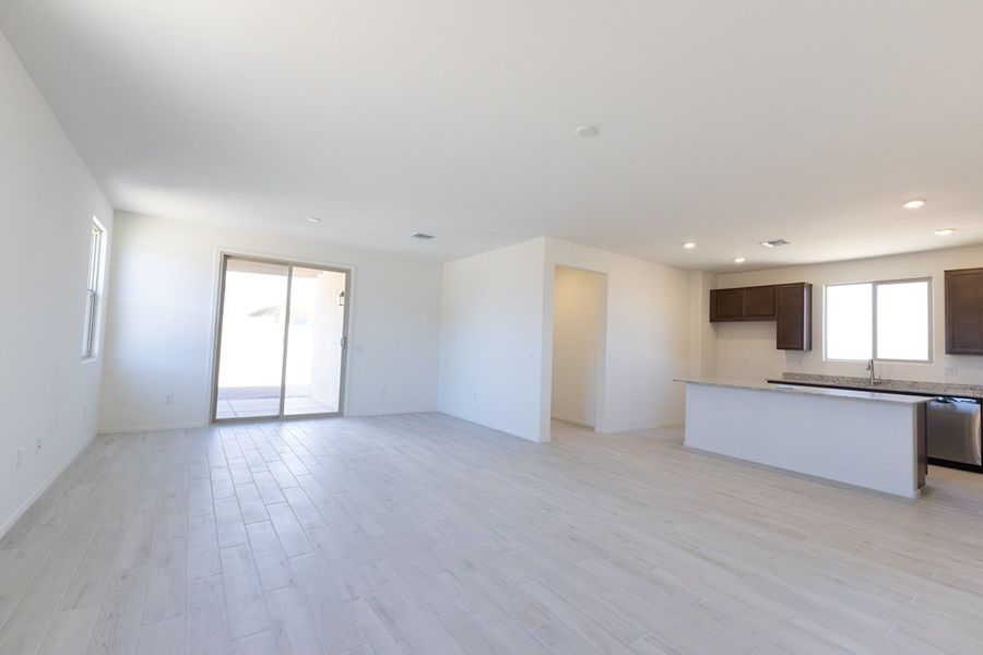 Spacious, unfurnished interior of a new home in Entrada Del Toro at Rancho Sahuarita, Sahuarita (Image 5).