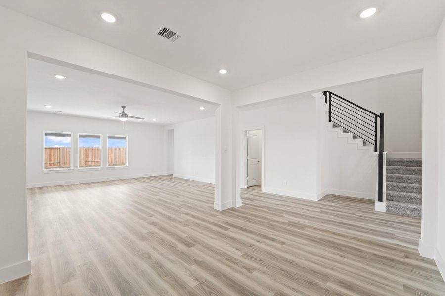 Spacious, unfurnished interior of a new home in Riverside Estates, Mont Belvieu (Image 9).