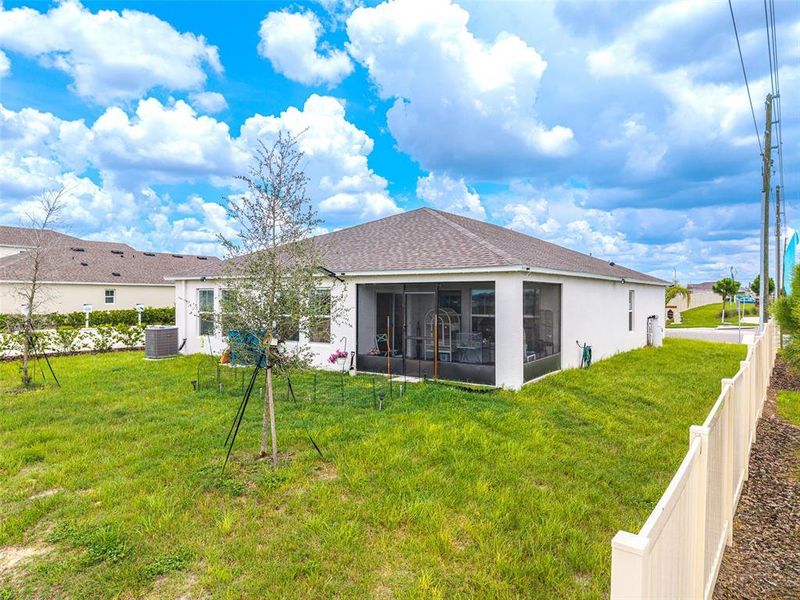 Exterior details and patio area of a home in , Haines City (Image 18).