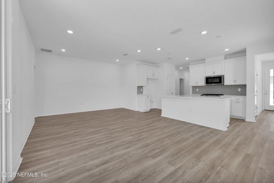 Spacious, unfurnished interior of a new home in Murray Farms, Middleburg (Image 20).