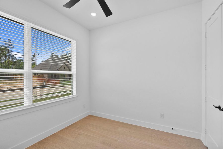 Spacious, unfurnished interior of a new home in Evergreen, Conroe (Image 23).