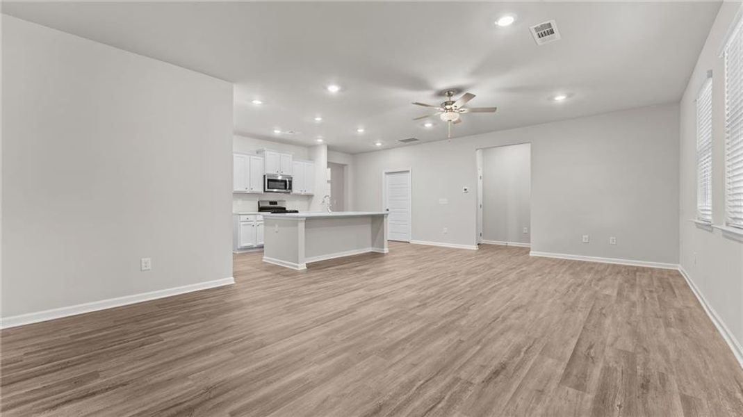 Spacious, unfurnished interior of a new home in Villages at Cedar Hill, Dallas (Image 49).