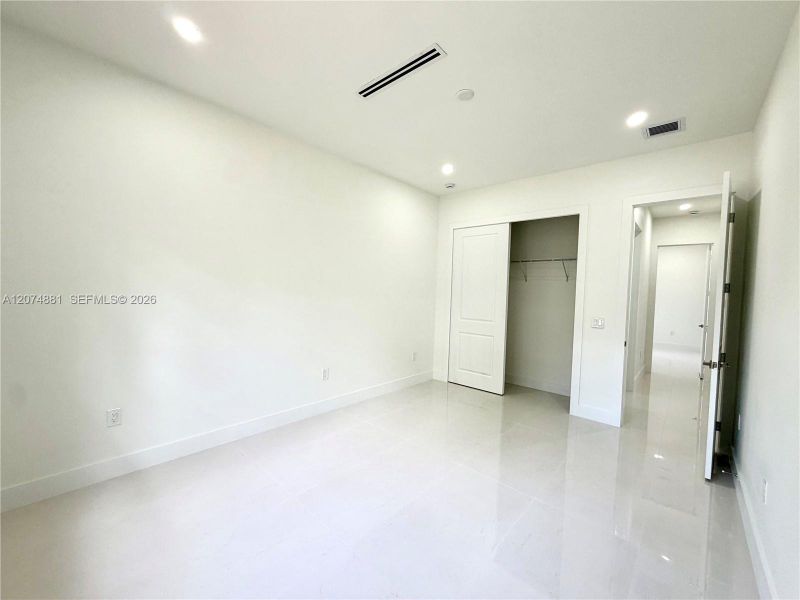 Spacious, unfurnished interior of a new home in , Naples (Image 35).